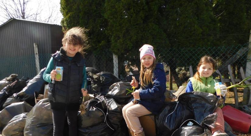 Gyerekek is gyűjtötték az útmenti hulladékot Lócson