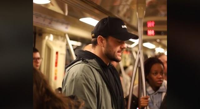 Óriásit megy TikTokon a népszerű magyar zenész, aki a négyes metrón fakadt dalra
