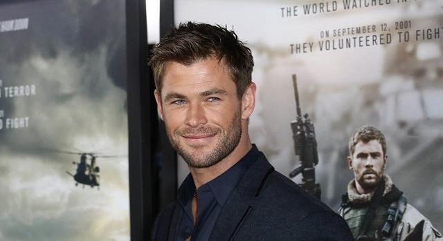 Kiakadtak az internetezők, amiért Chris Hemsworthék belenyomták a fiuk fejét a szülinapi tortájába