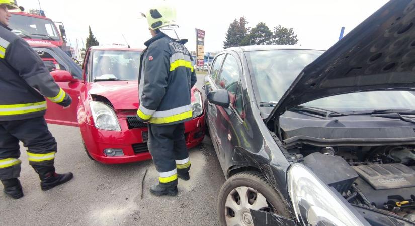 A tűzoltókra is szükség volt egy balesetnél Szombathelyen - fotók