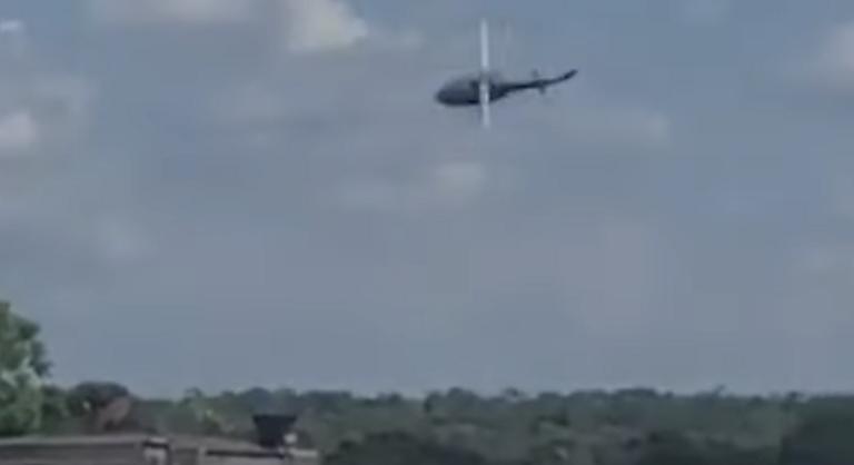 Videón, ahogy földbe csapódik az eszeveszettül pörgő katonai helikopter