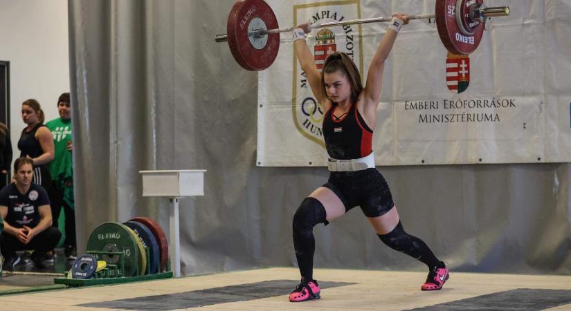 Történelmet ír a debreceni súlyemelő lány: Kecskés Karina 17 évesen a felnőttek között versenyez a jereváni Eb-n