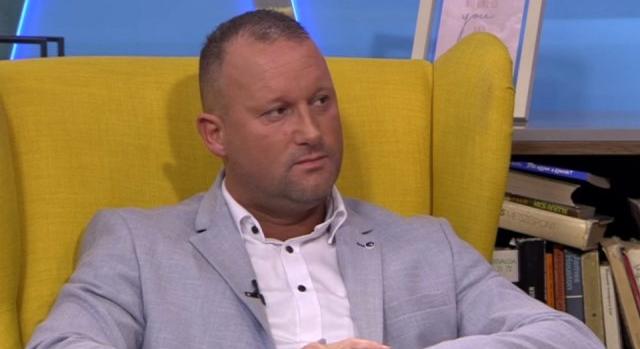 Alekosz összebalhézott a repülő pilótájával, mert „egész úton tekergette, csavargatta a gombokat, variált összevissza”