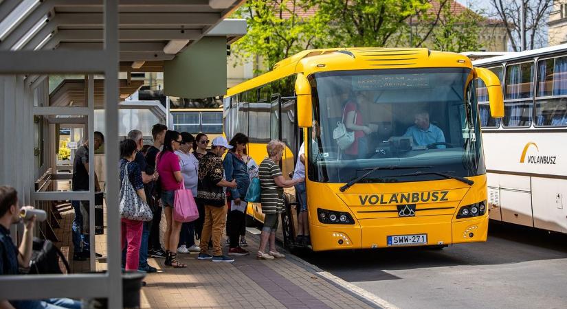 Újabb rossz hír az utasoknak: nagyot drágulnak a buszos pótdíjak