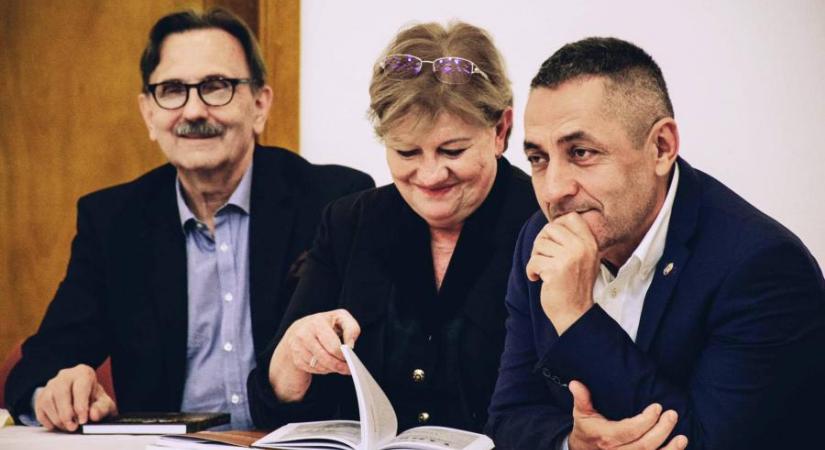 Szili Katalin az egyetemi összeférhetetlenség miatt lemondott miniszterelnöki megbízotti posztjáról, hogy aztán miniszterelnöki főtanácsadóként folytassa