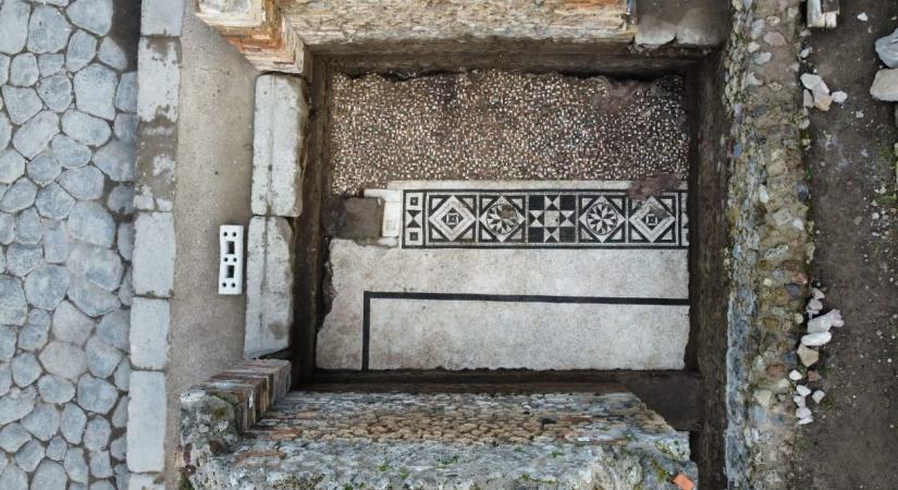 Különös mozaikpadlót találtak a római Pompejiben