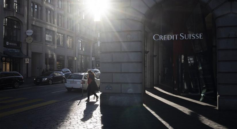 Pánik az ázsiai befektetőknél, rengetegen adják el a Credit Suisse részvényeiket