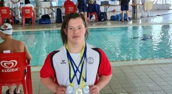 Amikor a szeretet az úszással találkozik: 16 aranyérmet nyert már a székelyföldi Down-szindrómás bajnok