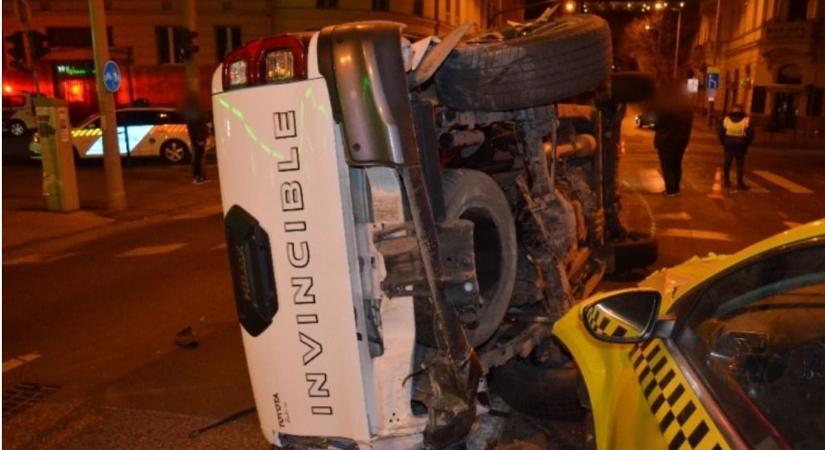 A pesti belvárostól Budáig üldöztek egy terepjárót a rendőrök múlt éjjel  fotók