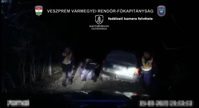 Rendőrségi felvételen a pápai autós üldözés