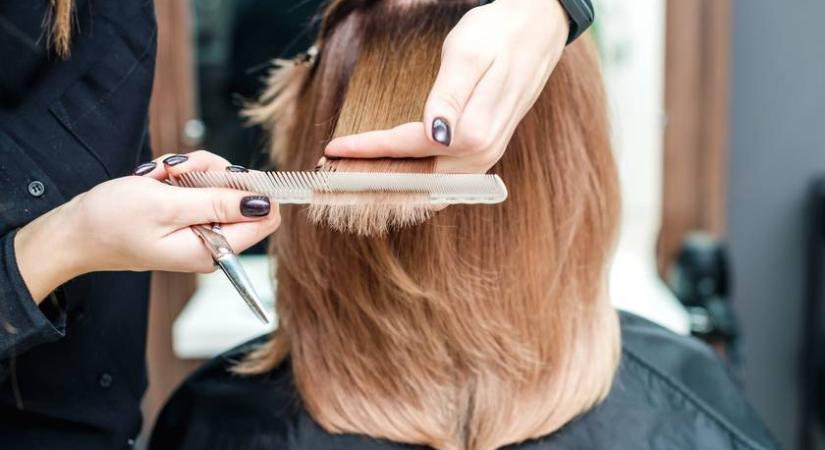 8 fotó, ami bizonyítja, mennyit számít egy jó frizura és smink – Szuperül kiemelte a fodrász az előnyös tulajdonságokat