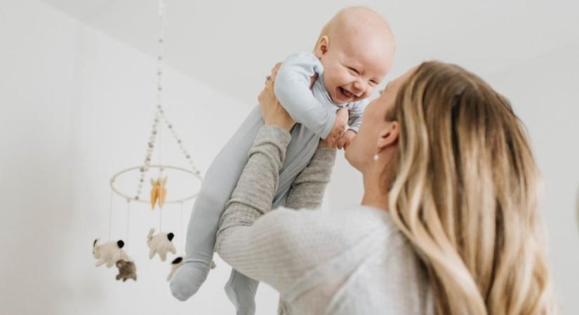 Tévhit, hogy a babák unalmasak – Mit lehet játszani egy újszülöttel?