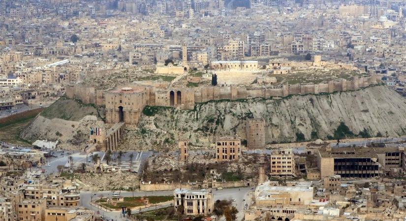 Szíriai védelmi minisztérium: újabb rakétatámadás érte az aleppói repülőteret