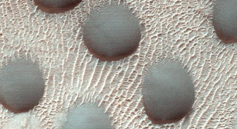 Szokatlanul szabályos, köralakú homokdűnéket fedeztek fel a Marson