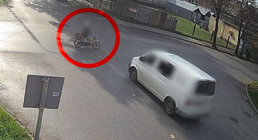 Nem vette észre a stoptáblát, fékezés nélkül nekiment egy motorosnak - videó