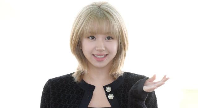 Horogkeresztes pólóban jelent meg a híres koreai énekesnő