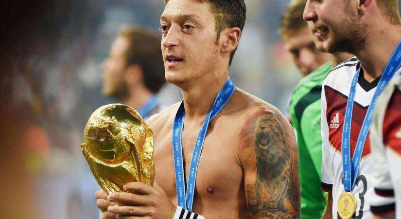 Hivatalos: Mesut Özil bejelentette visszavonulását