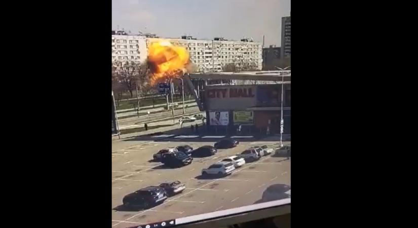 Videón, ahogy egy panelházba csapódik egy orosz rakéta