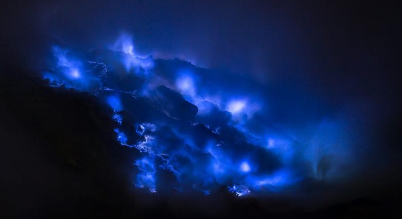 Kék láva folyik a különleges vulkánból