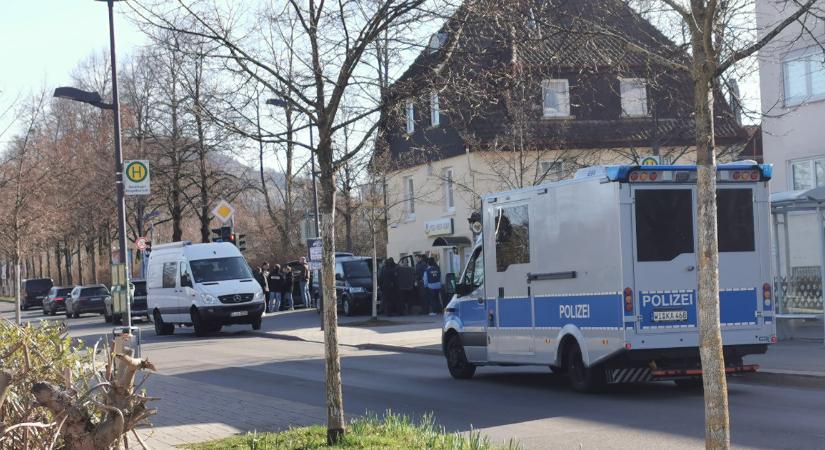 Reichsbürger-csoport: Újabb házkutatások Németországban, rendőrökhöz is kivonulhattak