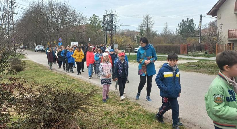 A Beszédes József kőnél ünnepelték a víz világnapját Soponyán