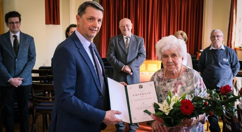 Éva néni virágcsokrot, s emléklapot is kapott 90. születésnapján