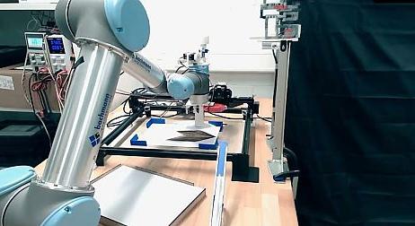 Itt a robot, ami elveszi a papírrepülőt hajtogató kisgyerekek "munkáját"