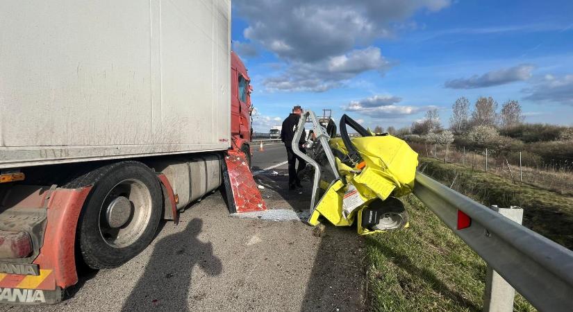 Szörnyű tragédia a sztrádán: árokba taszította a pályafenntartó autót a kamionos, meghalt a közútkezelő