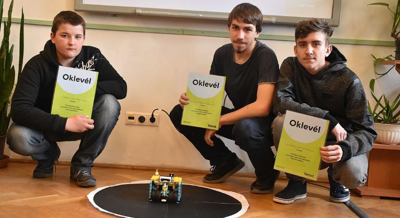 Jászapáti diákok építették Magyarország legjobb Lego Sumo robotját - videóval