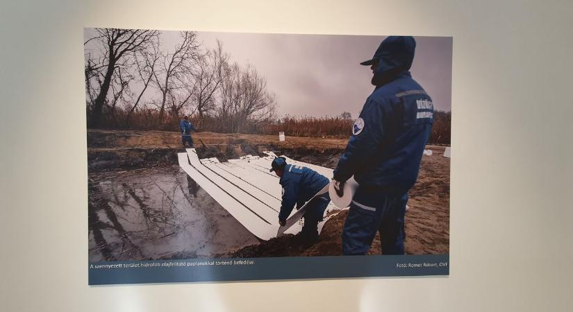 Sokkoló fotókon a dunai olajszennyezés - Esztergomban lehet megnézni