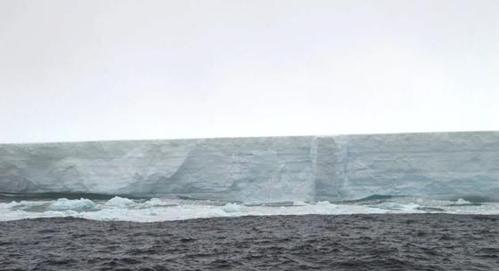 Megörökítették a világ legnagyobb jéghegyét, kétszer akkora, mint London – videó