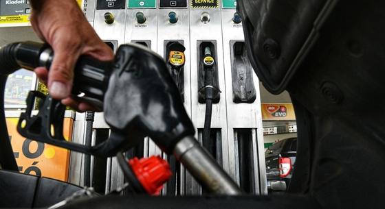 A benziné alá csúszik péntektől a gázolaj ára