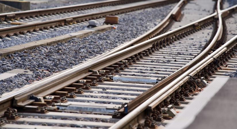Elütött a vonat egy férfit Szenec közelében, leállt a vasúti közlekedés