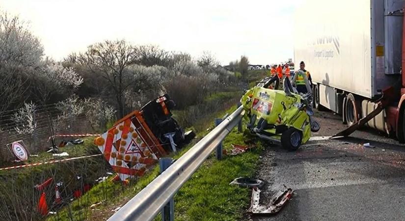 Meghalt a Magyar Közút egyik munkatársa, miután teherautójába csapódott egy kamion