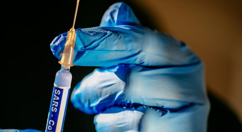 Jöhet a kínai mRNS vakcina: de vajon ki fogja megvenni?