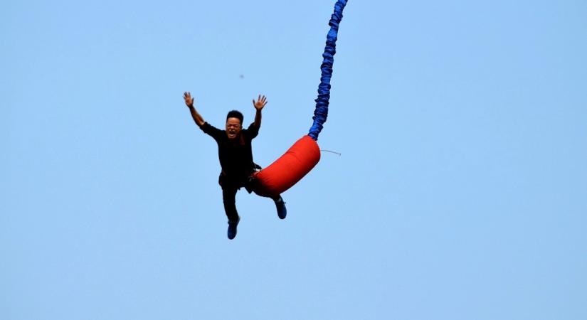 Horrorbaleset: mélybe zuhant a turista, elszakadt a bungee jumping kötele (Videó)
