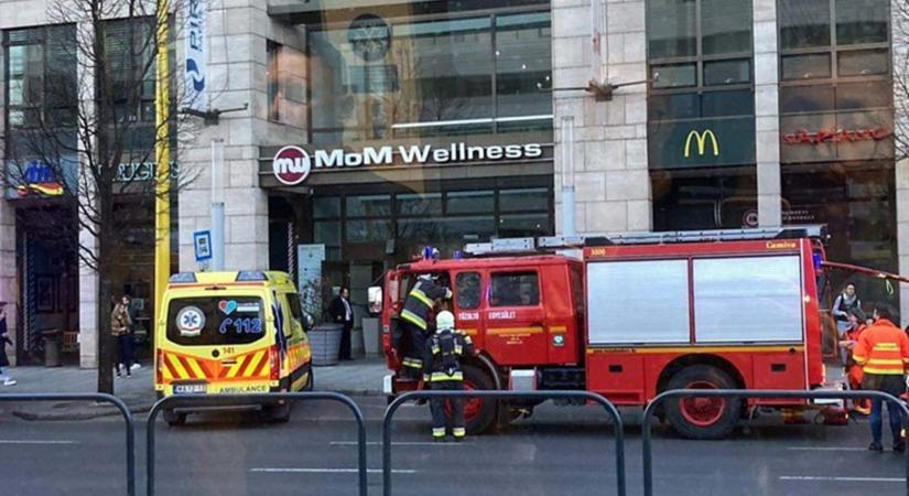 Pánik a MOM Park bevásárlóközpontban – nagy erőkkel vonultak ki a tűzoltók, a mentők és a rendőrök a helyszínre