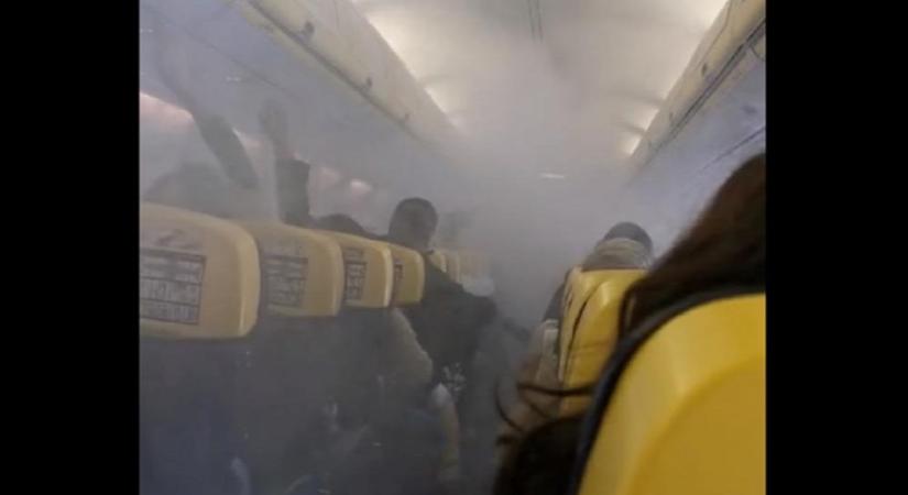 Teljesen ellepte a füst egy Ryanair-gép fedélzetét - videó