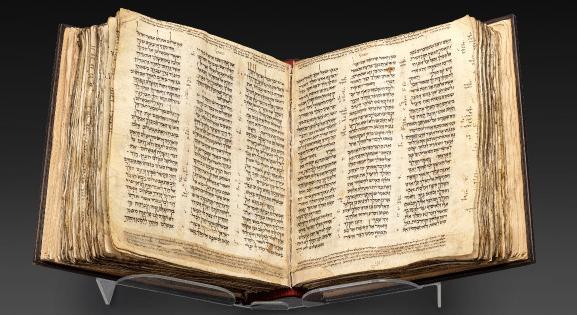 A világ legrégebbi héber Bibliáját állítják ki Tel-Avivban