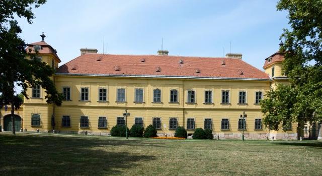 Válasz Online: Lázár János ingyen passzolná át az állam tucatnyi felújított kastélyát