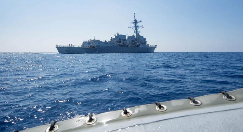 Kína figyelmeztetett egy amerikai hadihajót a Dél-kínai tengeren, az USA tagad
