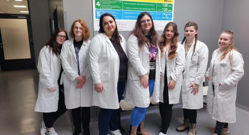 A komáromi kórház az Érsekújvári Egészségügyi Középiskola diákjait fogadta