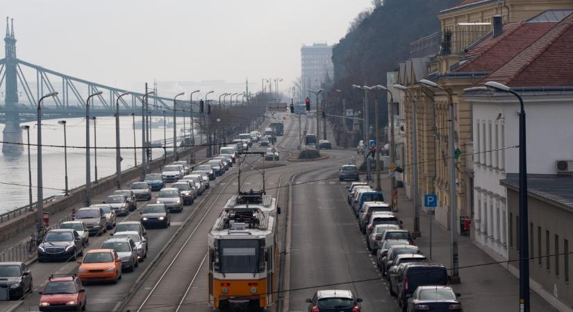 Elmegy a magyar autósok élete a dugóban: hosszú órákat araszolnak minden évben