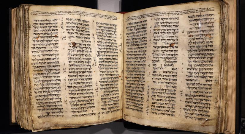 Kiállították a világ legrégebbi bibliai kéziratát Tel-Avivban