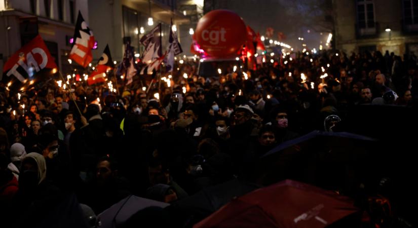 Blokádok, sztrájk, tüntetések – “fekete csütörtökre” ébredt Franciaország