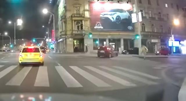 Alig tudtak elugrani a gyalogosok egy ámokfutó autós elől a Blaha Lujza téren – videó