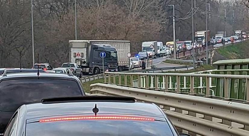40 tonnás monstrummal próbált megfordulni, ez lett belőle Vásárosnaménynál!