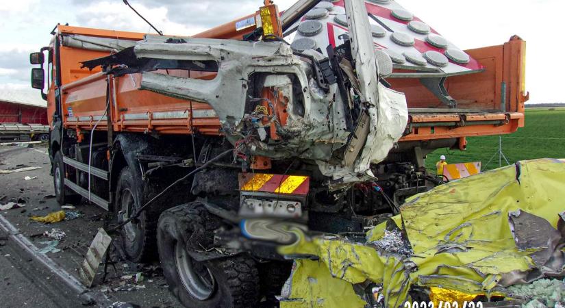 Álló teherautónak ütközött egy kamion az M44-es autóúton – helyszíni fotók