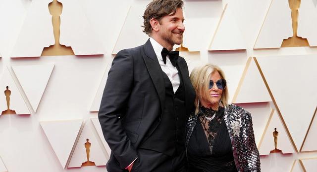 Bradley Cooper még mindig az anyjával él, de nyomós oka van rá