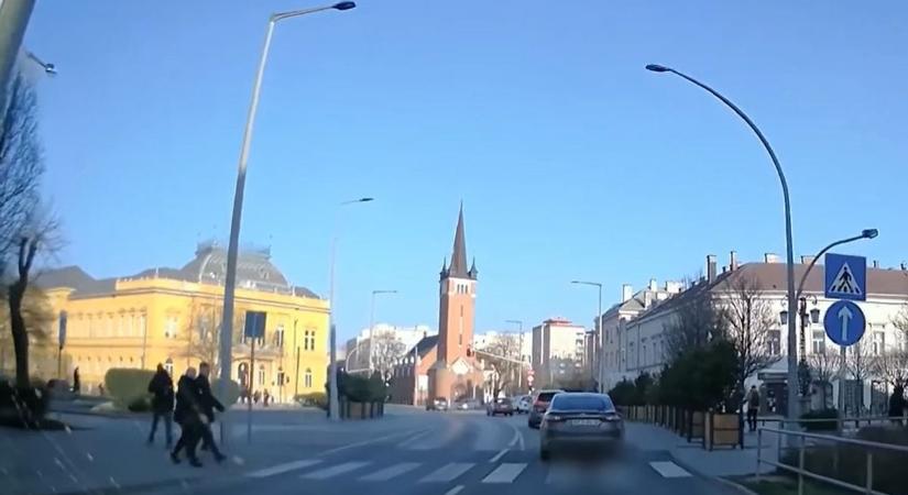 "Benézhette" a lámpát – avagy amikor a Mátyás király körút piros jelzése csak egyfajta iránymutatás (videó)